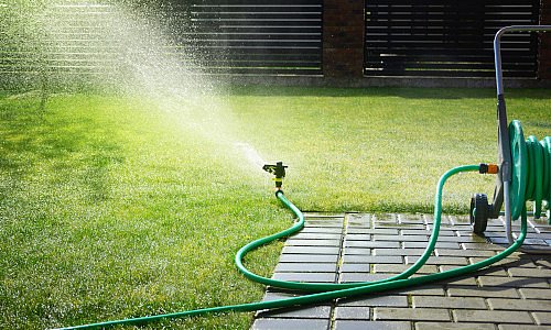 Automatische Gartenbewässerung mit einem Sprinkler und Schlauchanschluss
