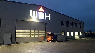 Würth Hochenburger Gebäude bei Nacht mit Beleuchtung