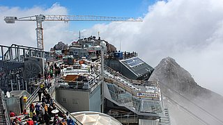 Aussichtsplattform der Zuspitze mit Baukran im Hintergrund