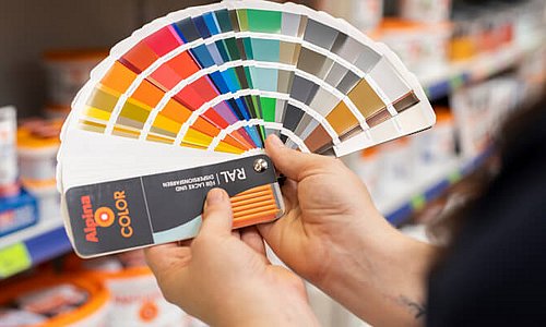 Malerfarbe mit der Farbkarte auswählen