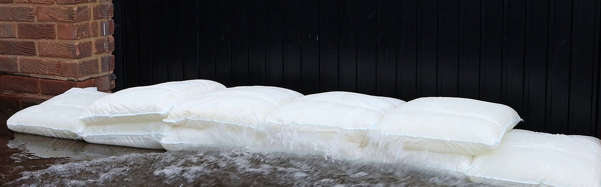 Fernco Floodbags im Einsatz am Boden vor Garagentor
