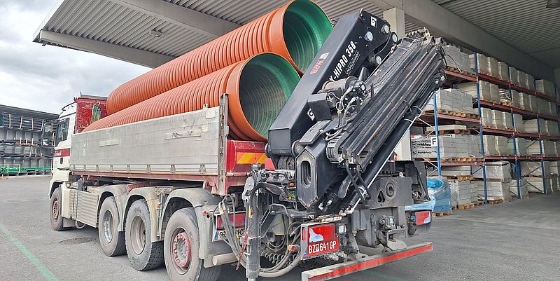 LKW beladen mit Rohren für Hochwasserschutz Montjola