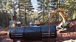 Ein 2-Kammern-Wasserhochbehälter wird geliefert und vergraben