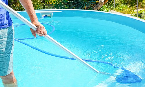 Mann beim Reinigen seines Pools