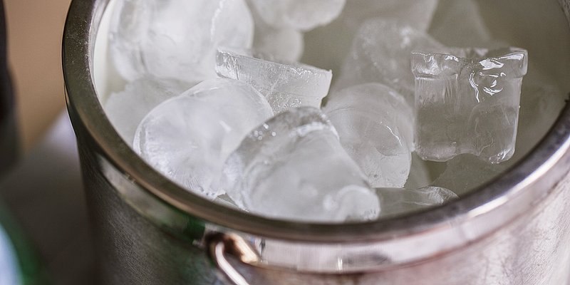 Eiswürfel gestapelt in einem Metallbehälter