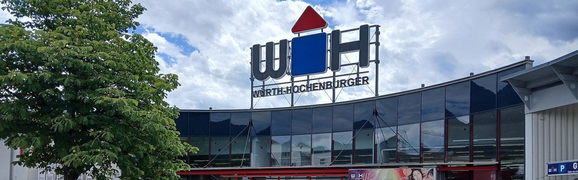 WH-Standort in Reutte mit Kundenparkplatz davor