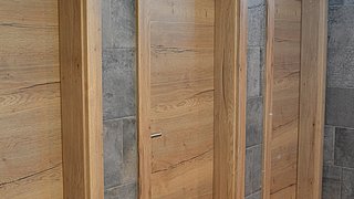 Türen mit heller Holzfassade