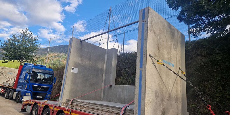 Betonschächte werden auf LKWs geliefert