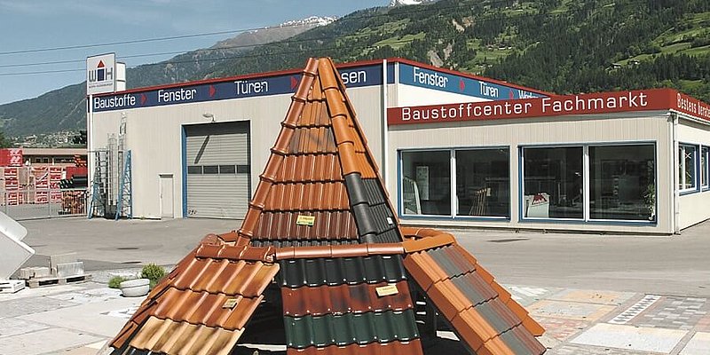 Dachziegel und Firmengebäude der Niederlassung in Nussdorf-Debant