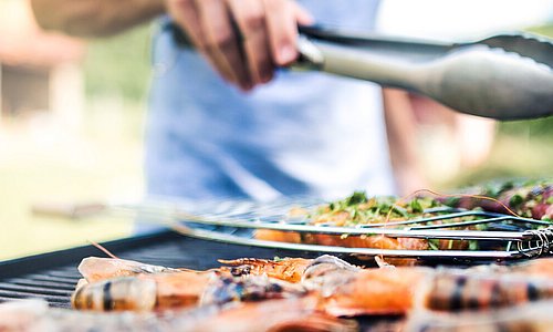 Grillmeister beim Fleisch grillen