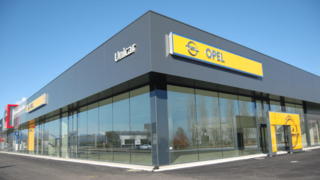 Dunkelgraue Wand-Paneele Adria Wall von BREDA bei einem Opel-Autohändler