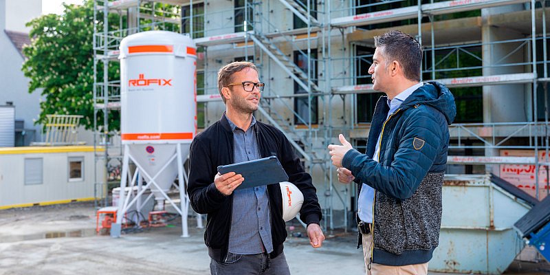 Zwei Röfix Mitarbeiter auf einer Baustelle