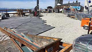 Fliesenverlegung auf der Baustelle Zugspitze