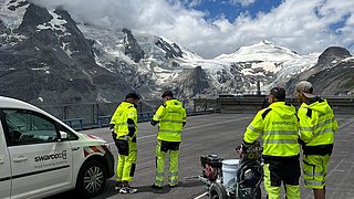 Straßenbauteam von Swarco beim Arbeiten in der neuen Sicherheitsbekleidung