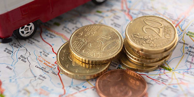 Euromünzen liegend auf einer Landkarte