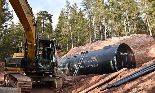 Ein 2-Kammern-Wasserhochbehälter wird geliefert und vergraben