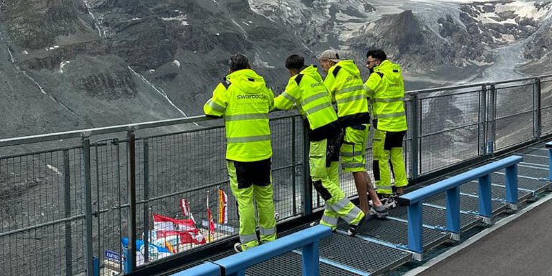 Swarco Mitarbeiter in Blakläder Sicherheitskleidung