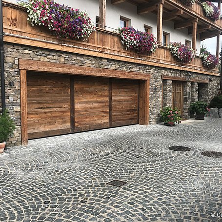 Holzbeplanktes Günther Tore Sektionaltor montiert an Gebäude im Landhausstil