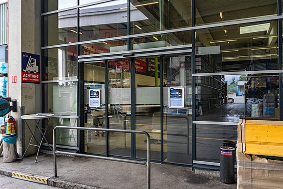 Außenansicht vom Eingang zur WH Baustofffiliale in Wörgl