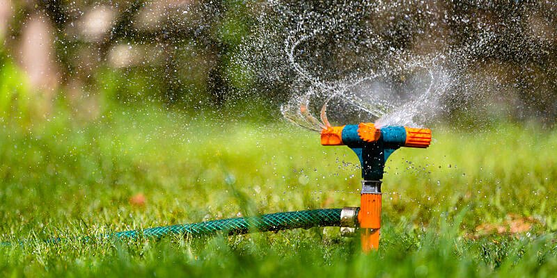 automatische Gartenbewässerung mit Sprenkel Gerät von Gardena