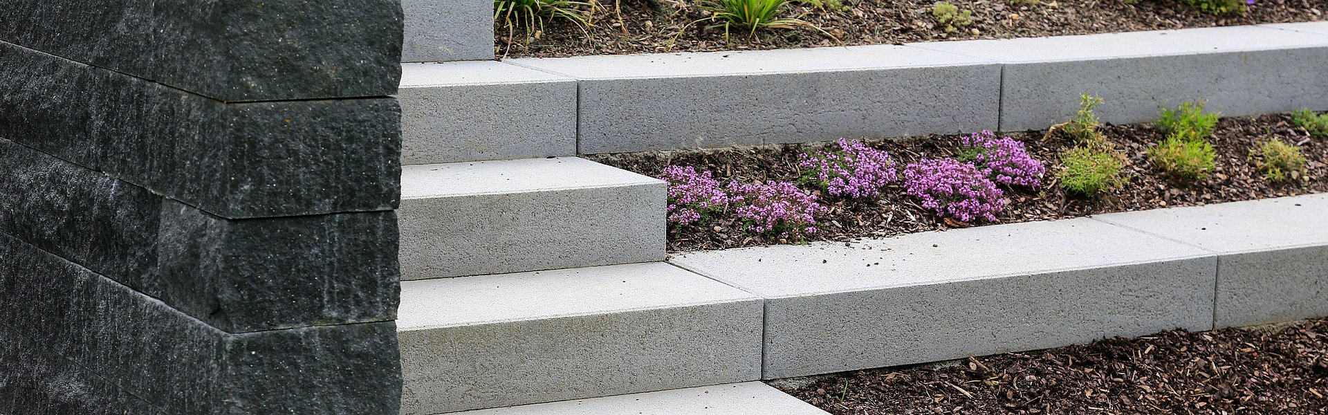 Steintreppe im Garten mit Blumen