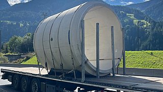 Lieferung eines Stahlbetonrohrs durch LKW