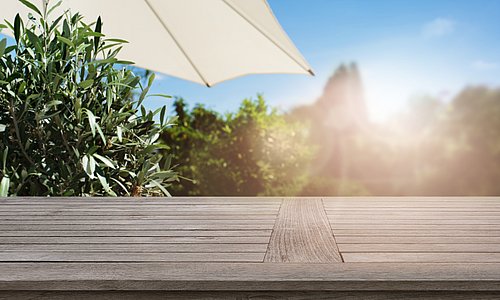 beiger Sonnenschirm auf Balkon