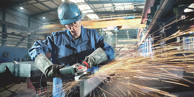 Arbeiter mit einem Metabo Winkelschleifer