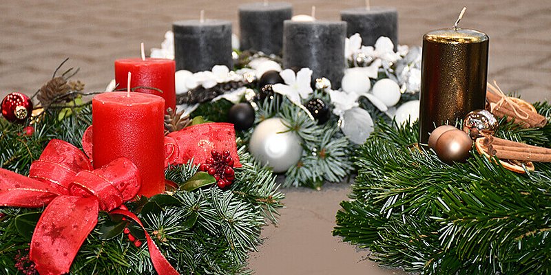 Drei schöne, klassische Adventkränze