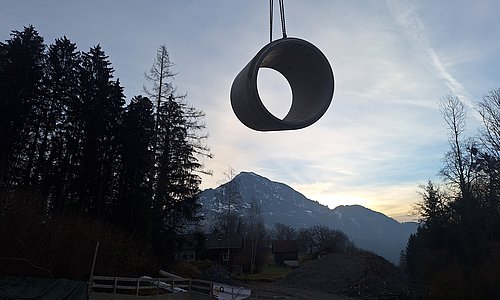 Platzierung eines Stahlbetonrohrs zum Hochwasserschutz mittels Kran