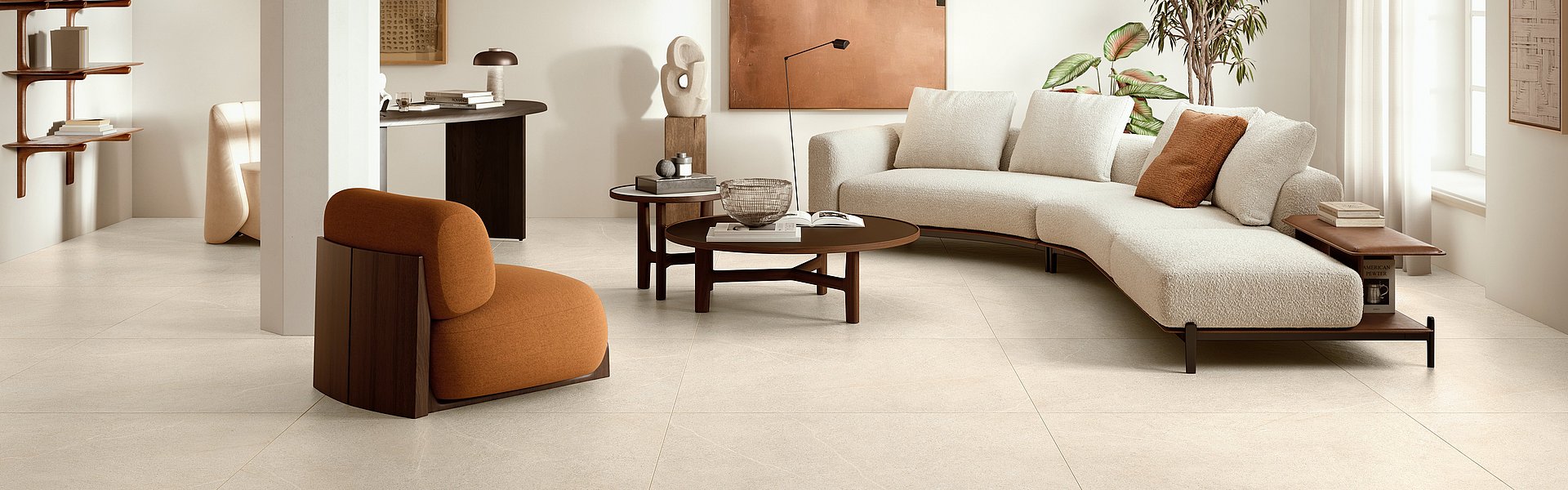 Wohnbereich mit Bodenfliesen, Sofa und Esstisch