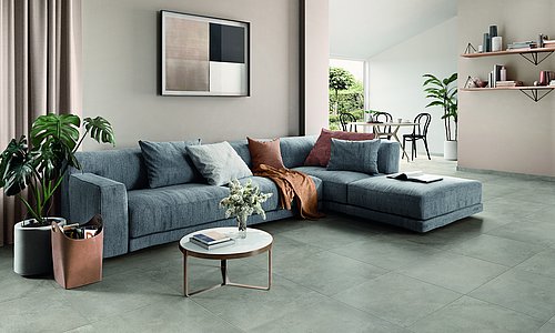 Wohnbereich mit Bodenfliesen, Sofa und Esstisch