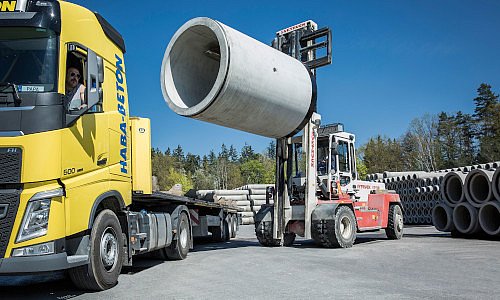 Beton-Rohr von HABA Beton wird auf LKW aufgeladen