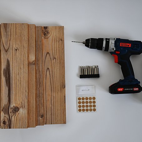 Holzbretter, Schrauben, Bohrmaschine sowie Spraydose für den Couchtisch
