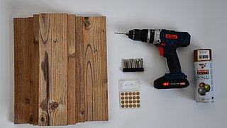 Holzbretter, Schrauben, Bohrmaschine sowie Spraydose für den Couchtisch
