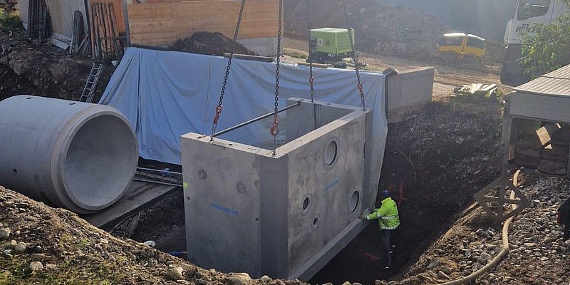Einsetzen von Betonschächten mittels Kran in Anras