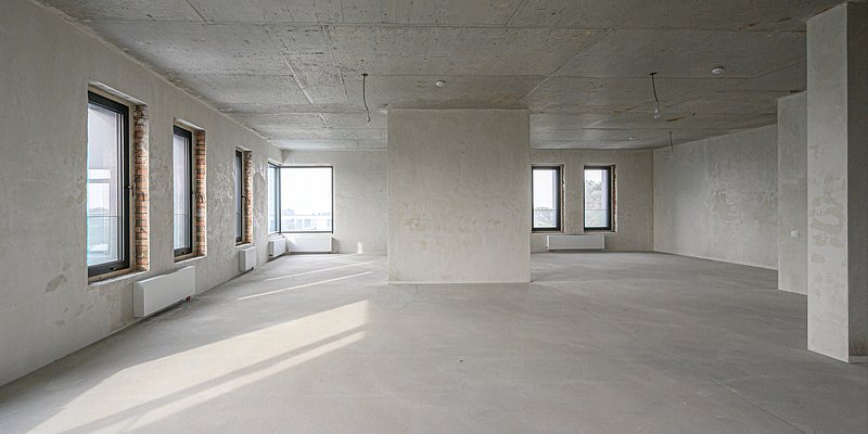 Lichtdurchfluteter Rohbau einer Wohnung 