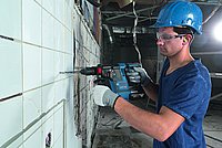 Arbeiter mit Bosch Bohrhammer