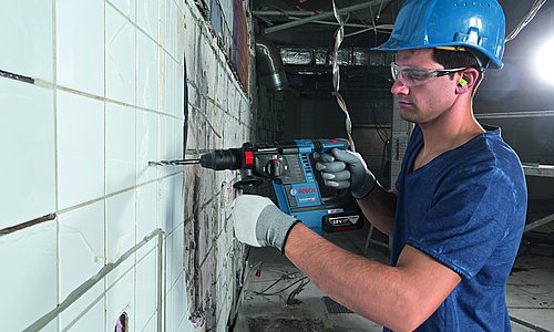 Arbeiter mit Bosch Bohrhammer