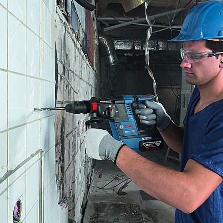 Arbeiter mit Bosch Bohrhammer