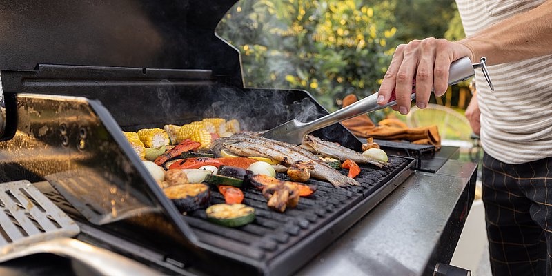 Gemüse und Fisch auf dem Grill