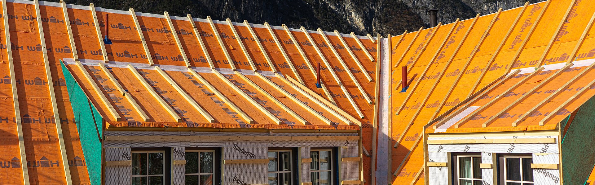 Arbeiter bei der Konstruktion eines Dachgrundgerüstes mit Holz