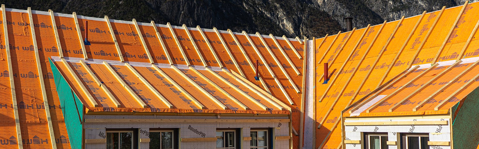 Holz als nachhaltiger Baustoff kommt im Dachbau, sowohl Neu- als auch Ausbau, zum Einsatz