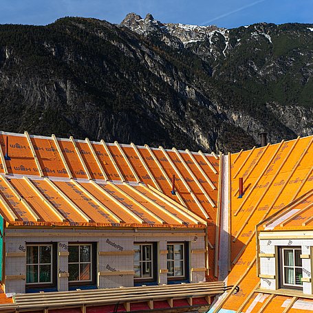 Arbeiter bei der Konstruktion eines Dachgrundgerüstes mit Holz