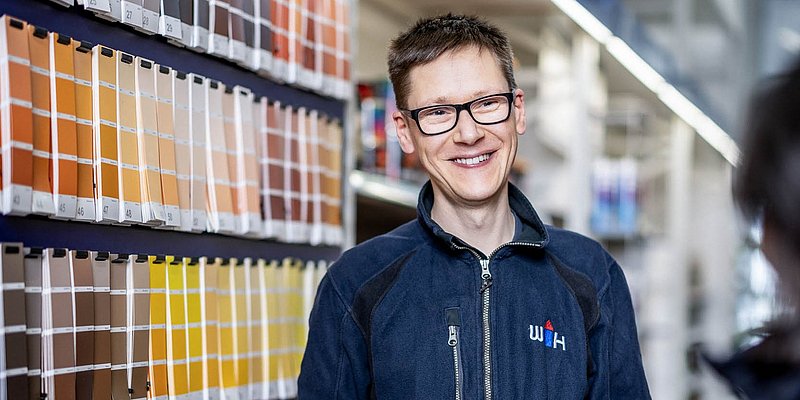 WH Mitarbeiter in der Farbenberatung