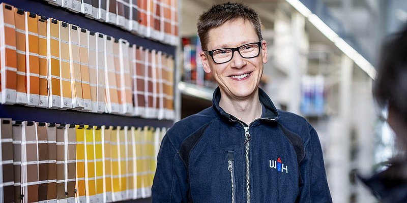 WH Mitarbeiter in der Farbenberatung