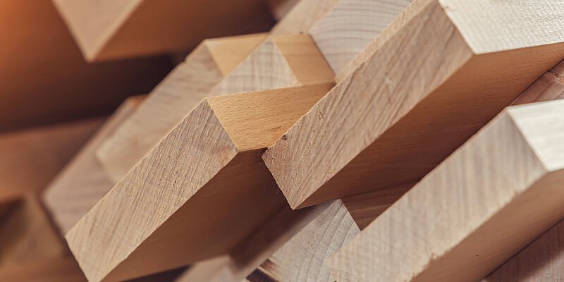 Gerade geschnittene Holzbretter gestapelt