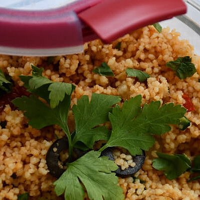 Schnell zubereitete Couscous-Gemüsepfanne fürs Camping