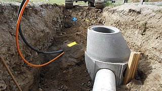 Verlegen von Rohren, Schächten und Kabel mittels Bagger in Anras