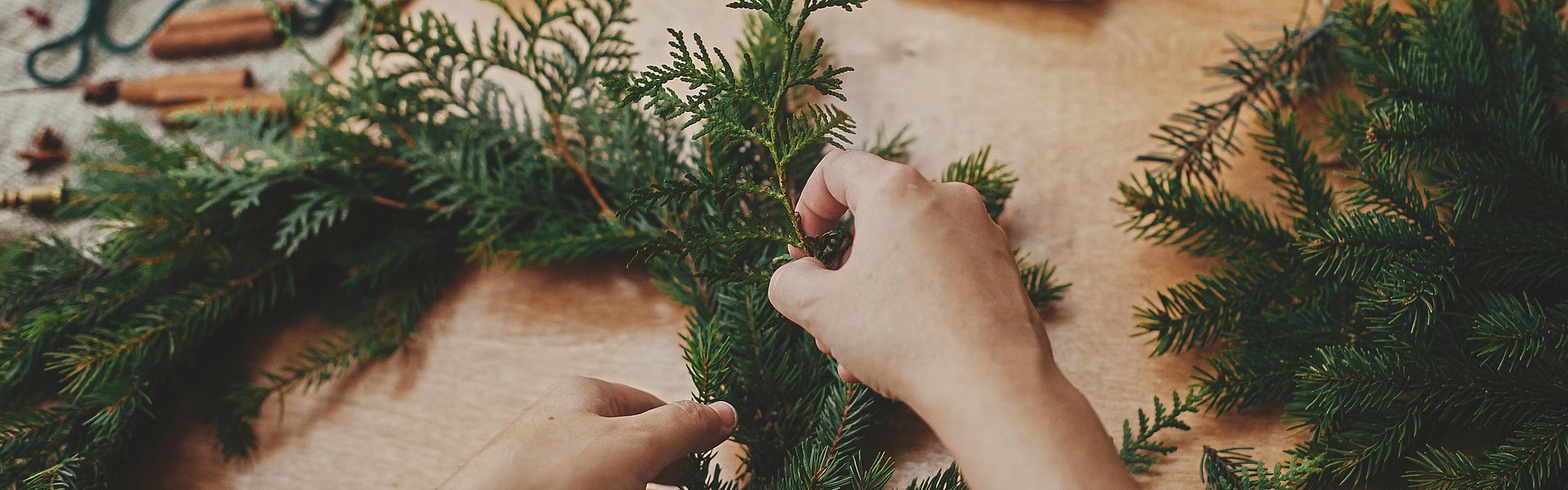 Einfache Schritt-für-Schritt Anleitung zum Adventkranz Binden